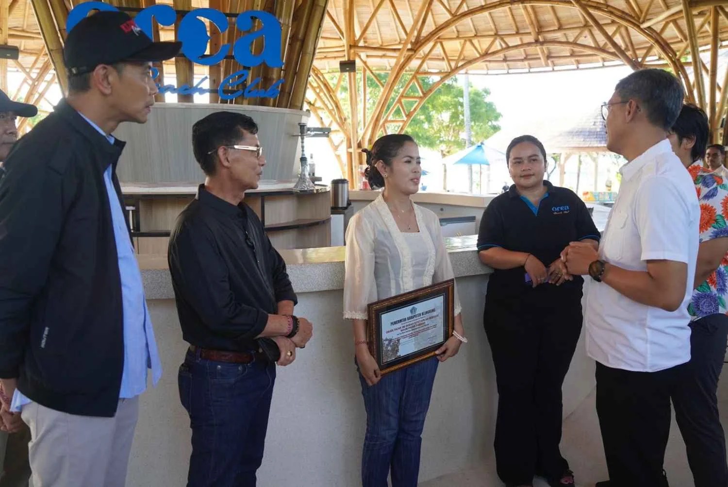 Bupati Klungkung I Made Satria bersama Wakil Bupati dan Kepala Kanwil DJP Bali saat meninjau beach club di Nusa Penida.