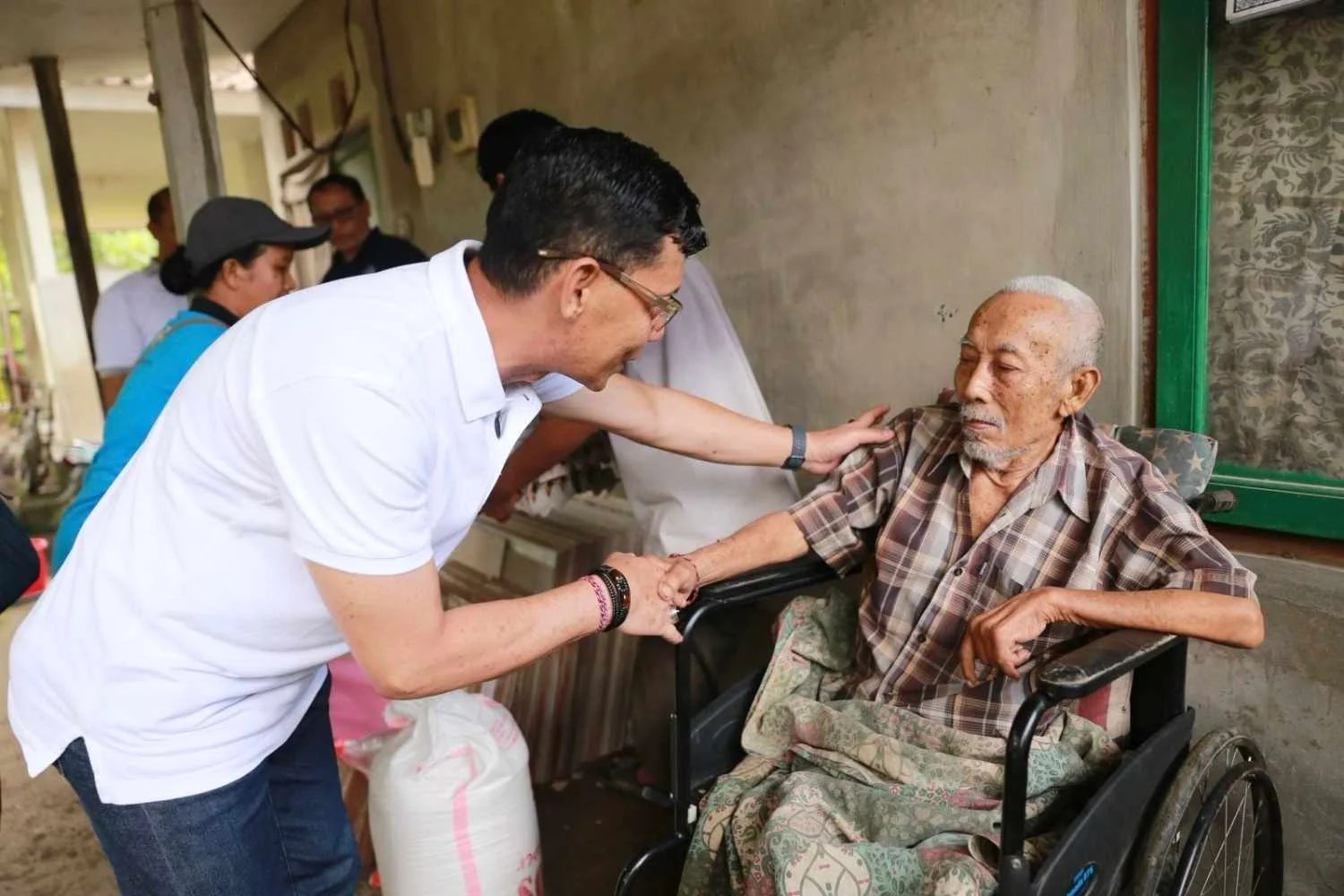 Bupati Klungkung I Made Satria saat menyerahkan bantuan sembako dan meninjau kondisi kesehatan warga lansia di Desa Sarimerta.