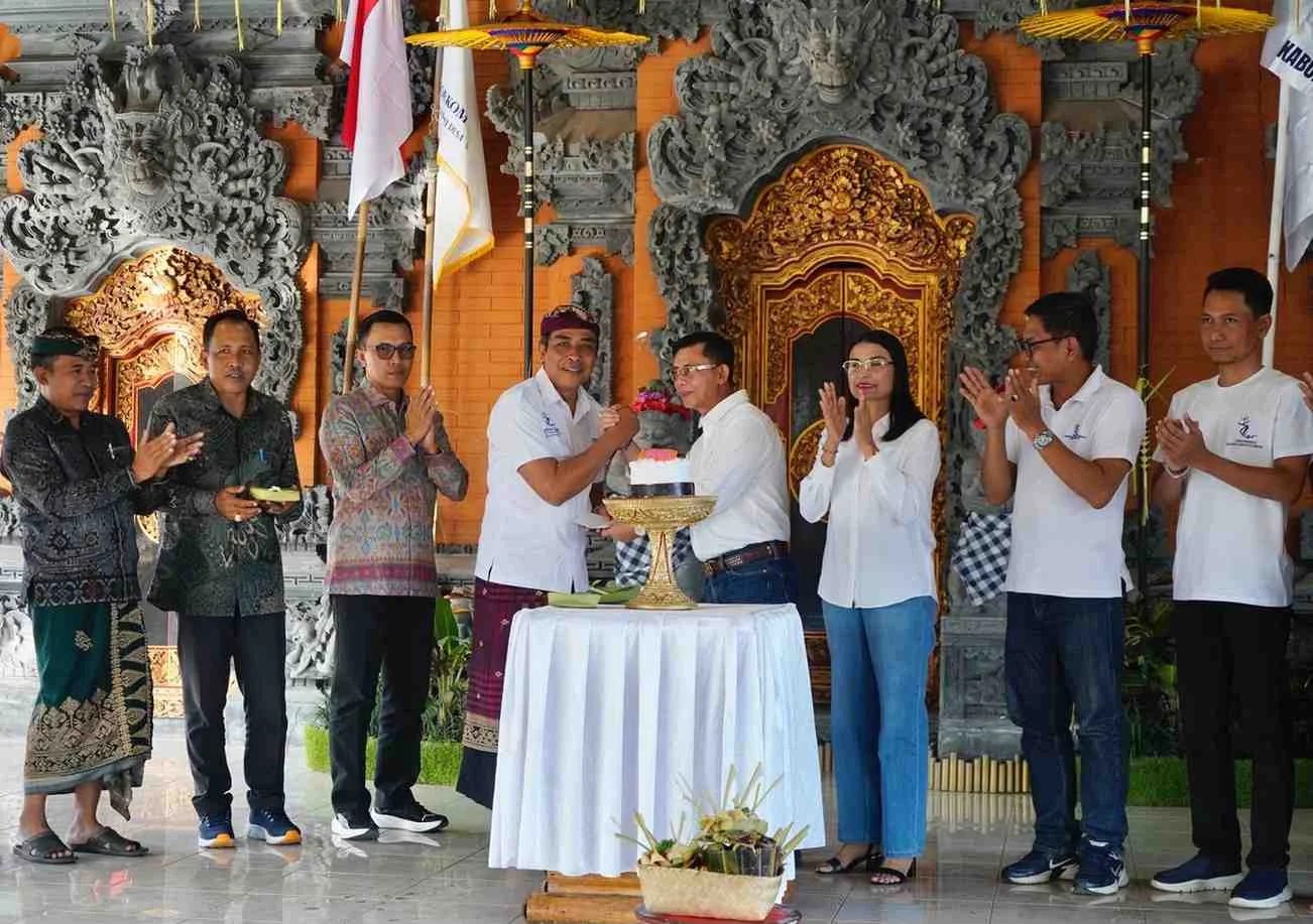 Bupati Klungkung I Made Satria bersama Ketua Panitia I Nyoman Kariasa saat menghadiri puncak perayaan HUT ke-6 FORKOMDEWI di Balai Adat Desa Aan.