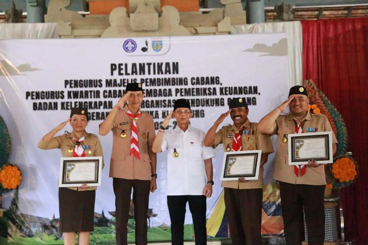 Bupati Klungkung I Made Satria bersama Wabup Tjok Surya saat dilantik oleh Ketua Kwarda Bali sebagai pengurus Pramuka Klungkung.