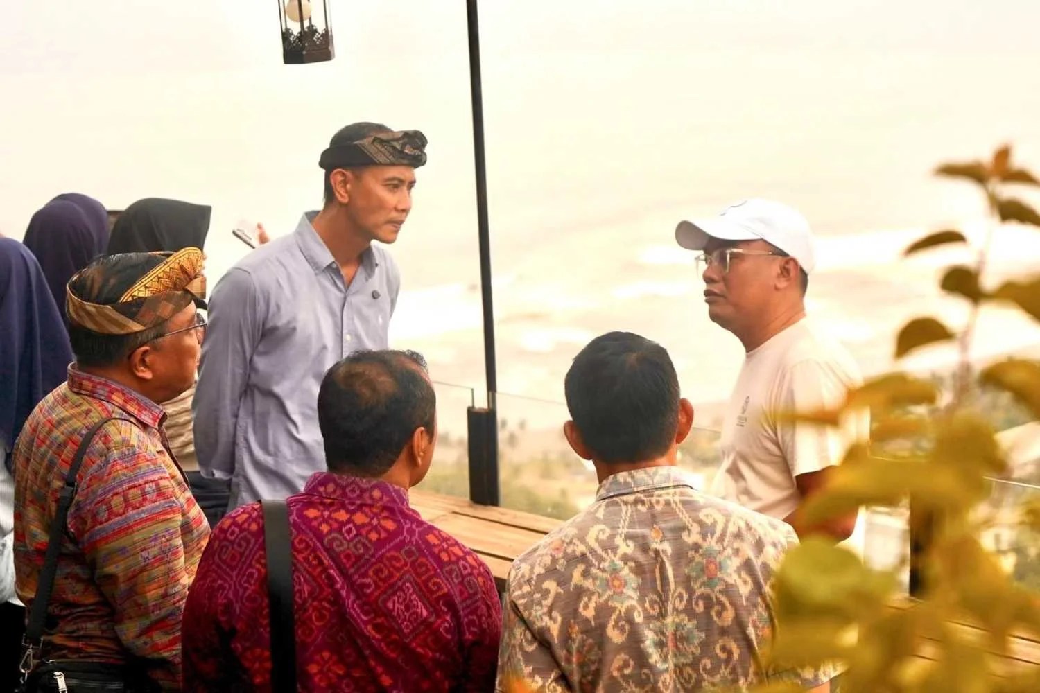 Wakil Bupati Klungkung Tjokorda Gde Surya Putra saat mengamati tata kelola fasilitas modern dan spot foto di destinasi wisata Obelix Hills Yogyakarta.