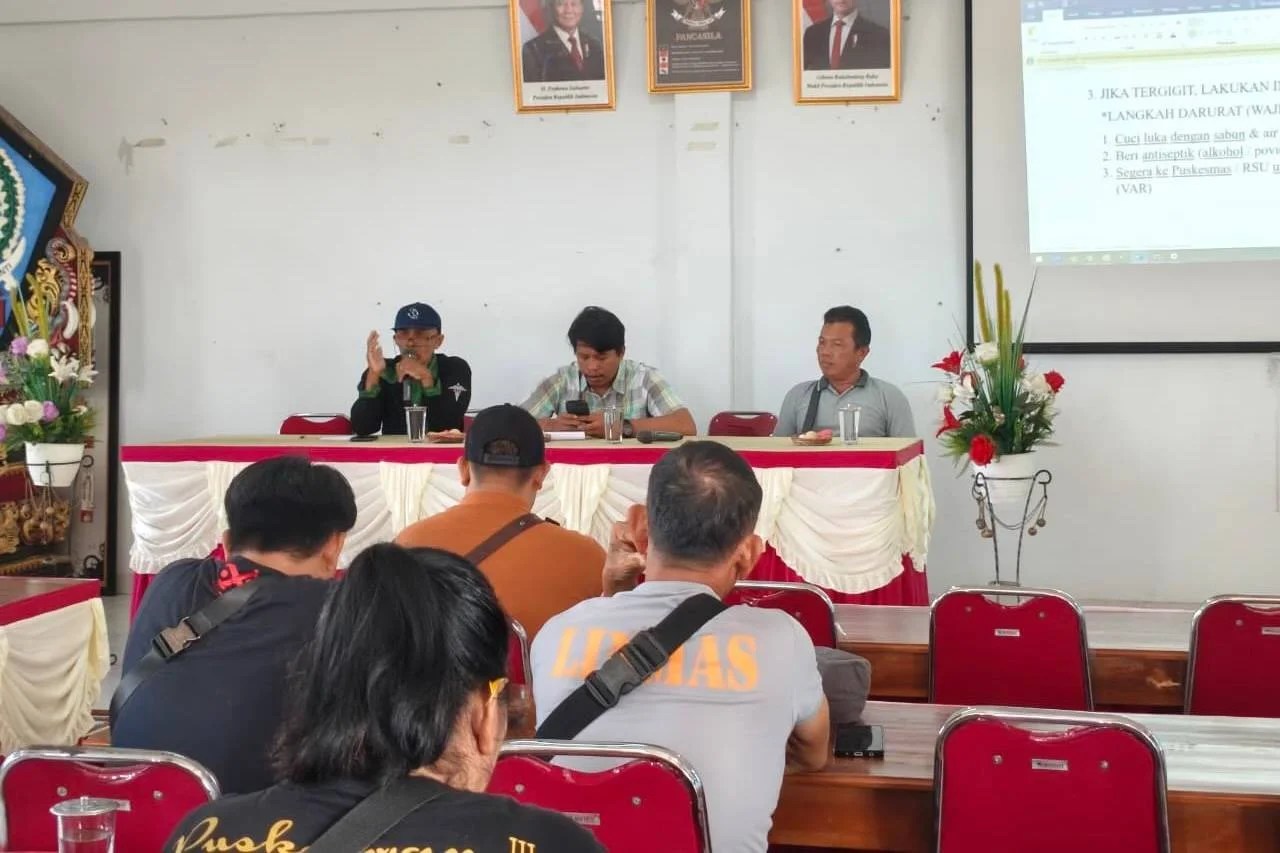 Perbekel Desa Lebih I Wayan Agus Muliana bersama tim kesehatan hewan saat memberikan edukasi penanganan rabies di kawasan Pantai Lebih.