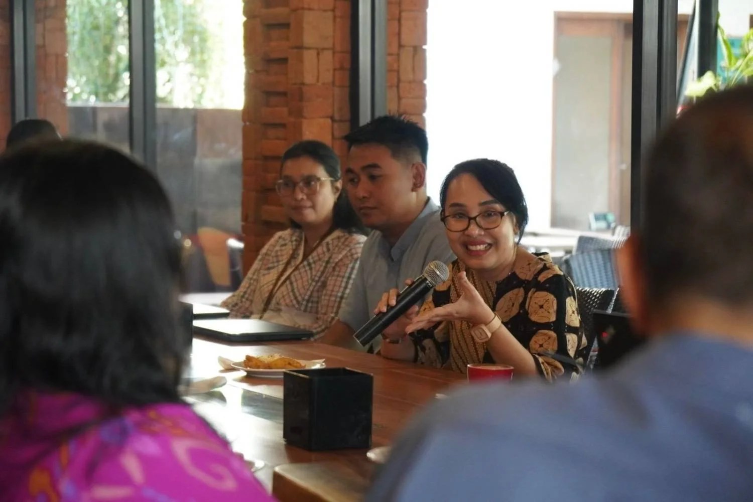 Asisten Deputi Bidang SDM Umum dan Komunikasi BPJS Kesehatan Made Sukmayanti saat memberikan pemaparan kemudahan aplikasi JKN kepada awak media di Denpasar.