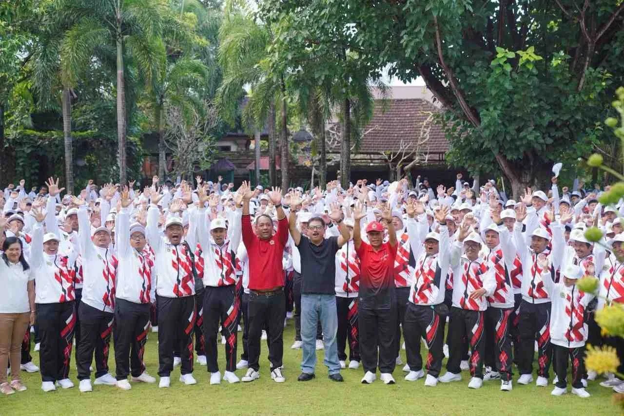 Wakil Bupati Gianyar Anak Agung Gde Mayun saat melepas ratusan atlet kontingen Porjar Gianyar 2026 di Taman Maheswara.