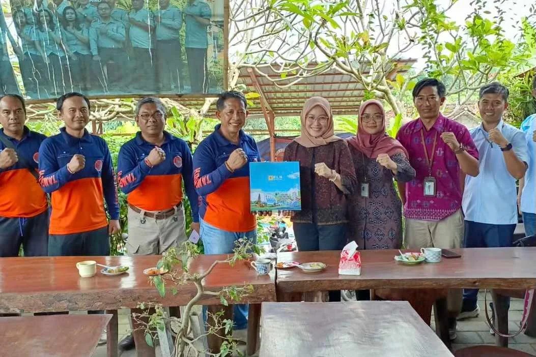 Manager PLN UP3 Bali Timur Imadya Nareswari saat menyerahkan plakat kenang-kenangan kepada Kepala Pelaksana BPBD Klungkung I Putu Widiada dalam acara audiensi.