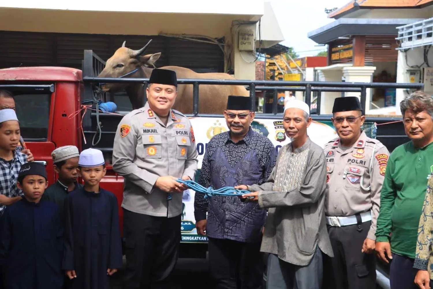 Kapolres Klungkung AKBP Mikael Hutabarat didampingi Wakapolres saat menyerahkan hewan kurban secara simbolis di depan Gedung Jalaga Dharma Pandapa.
