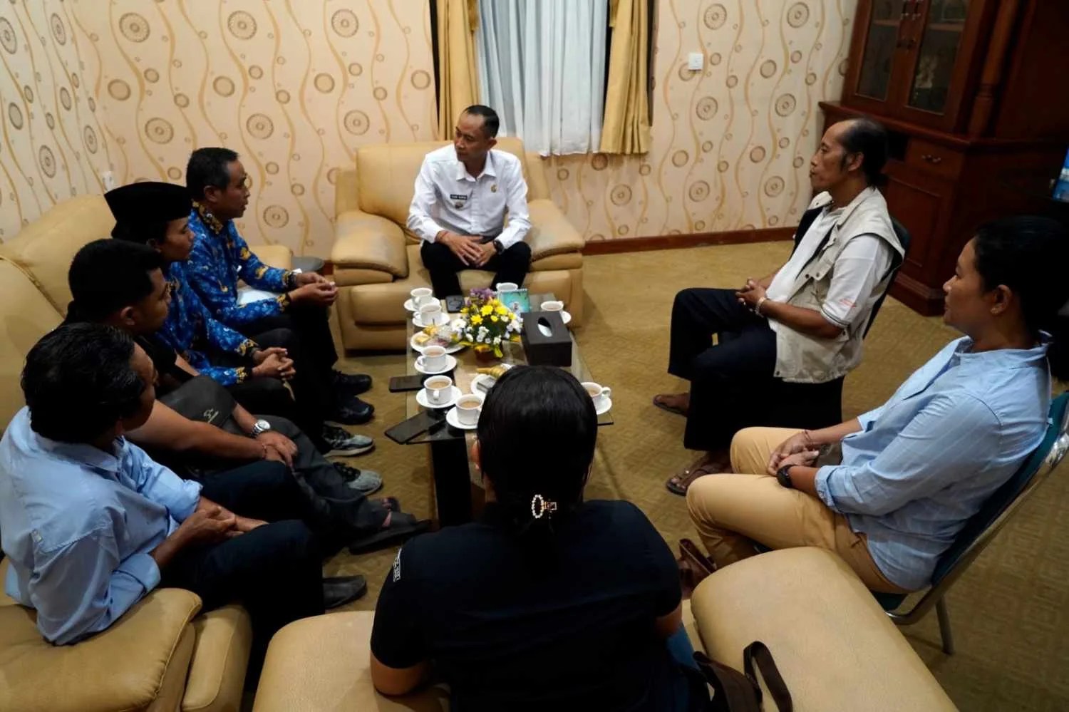 Wakil Bupati Klungkung Tjokorda Gde Surya Putra saat menerima audiensi dari pengurus Forkomdewi Klungkung di ruang kerjanya.