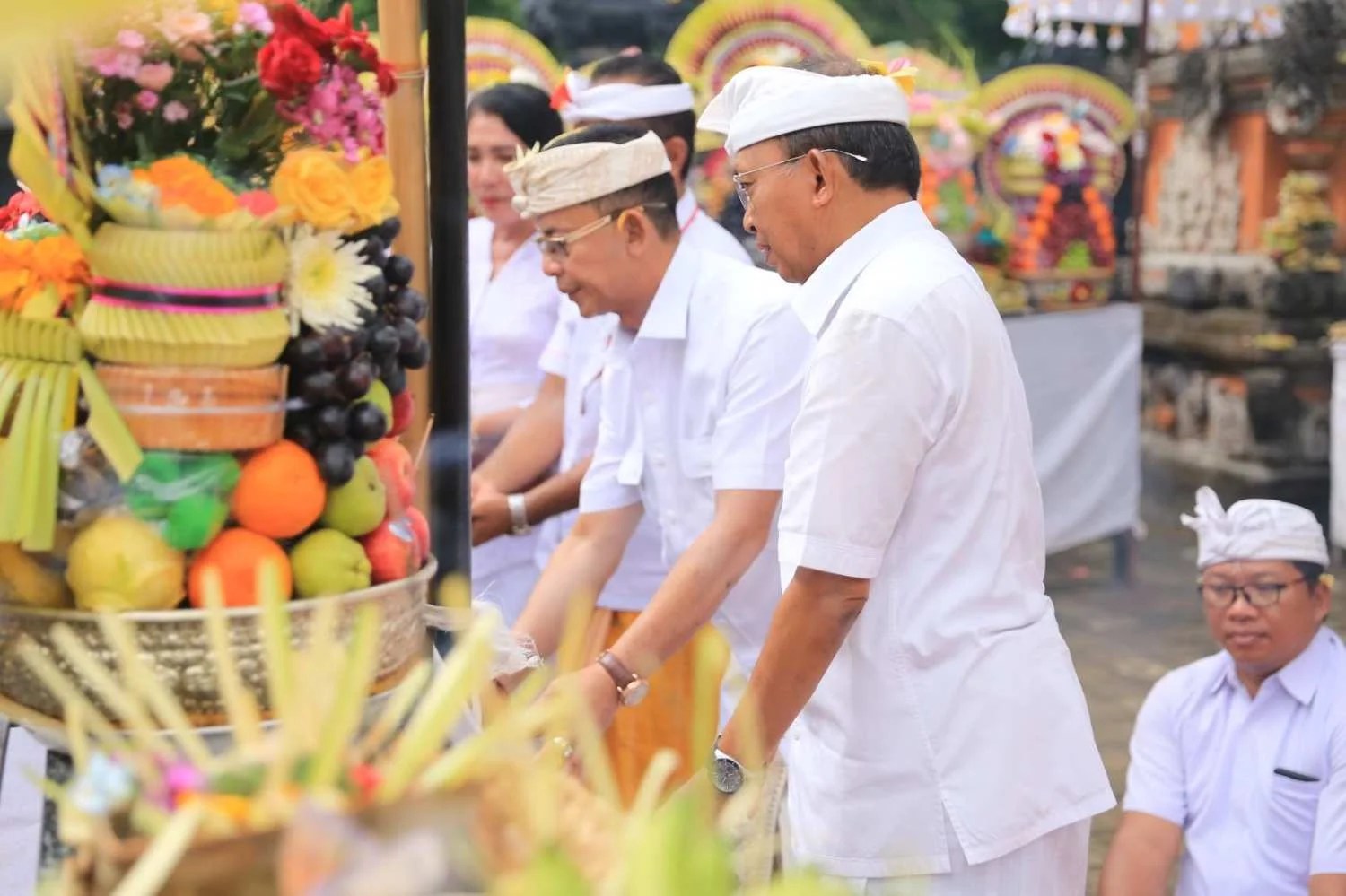 KLUNGKUNG, InsertBali — Bupati Klungkung, I Made Satria, mendampingi Gubernur Bali, Wayan Koster, melaksanakan persembahyangan bersama. Kegiatan religius ini bertempat di Kecamatan Nusa Penida, Klungkung, pada Sabtu (23/5/2026). Persembahyangan ini bertepatan dengan perayaan Hari Suci Tumpek Wariga. Momen ini merupakan sebuah momentum sakral bagi umat Hindu untuk memuliakan tumbuh-tumbuhan serta menjaga harmoni alam sekitar. Rangkaian persembahyangan bersama dipusatkan di tiga pura suci di Nusa Penida. Tiga lokasi tersebut yaitu Pura Puseh Mastulan, Pura Puseh Banjar Adat Ponjok, dan Pura Penataran Ped. Aksi Nyata Pelestarian Lingkungan di Kawasan Pura Sebelum puncak persembahyangan dimulai, Gubernur Wayan Koster bersama Bupati I Made Satria melakukan aksi nyata pelestarian lingkungan. Mereka bersama-sama menanam bibit pohon kelapa di kawasan sekitar pura. Penanaman ini menjadi simbolisasi dari esensi Tumpek Wariga, yakni Pengatag atau Uduh. Kegiatan ini dilakukan sebagai wujud rasa syukur dan penghormatan manusia terhadap alam. Khususnya kepada tumbuh-tumbuhan yang telah memberikan sumber kehidupan bagi umat manusia.