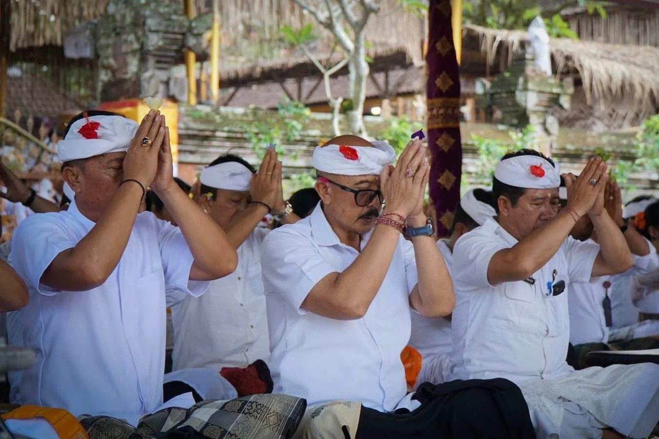Wakil Bupati Bangli I Wayan Diar saat mengikuti prosesi persembahyangan Bhakti Penganyar di Pura Samuantiga, Gianyar.