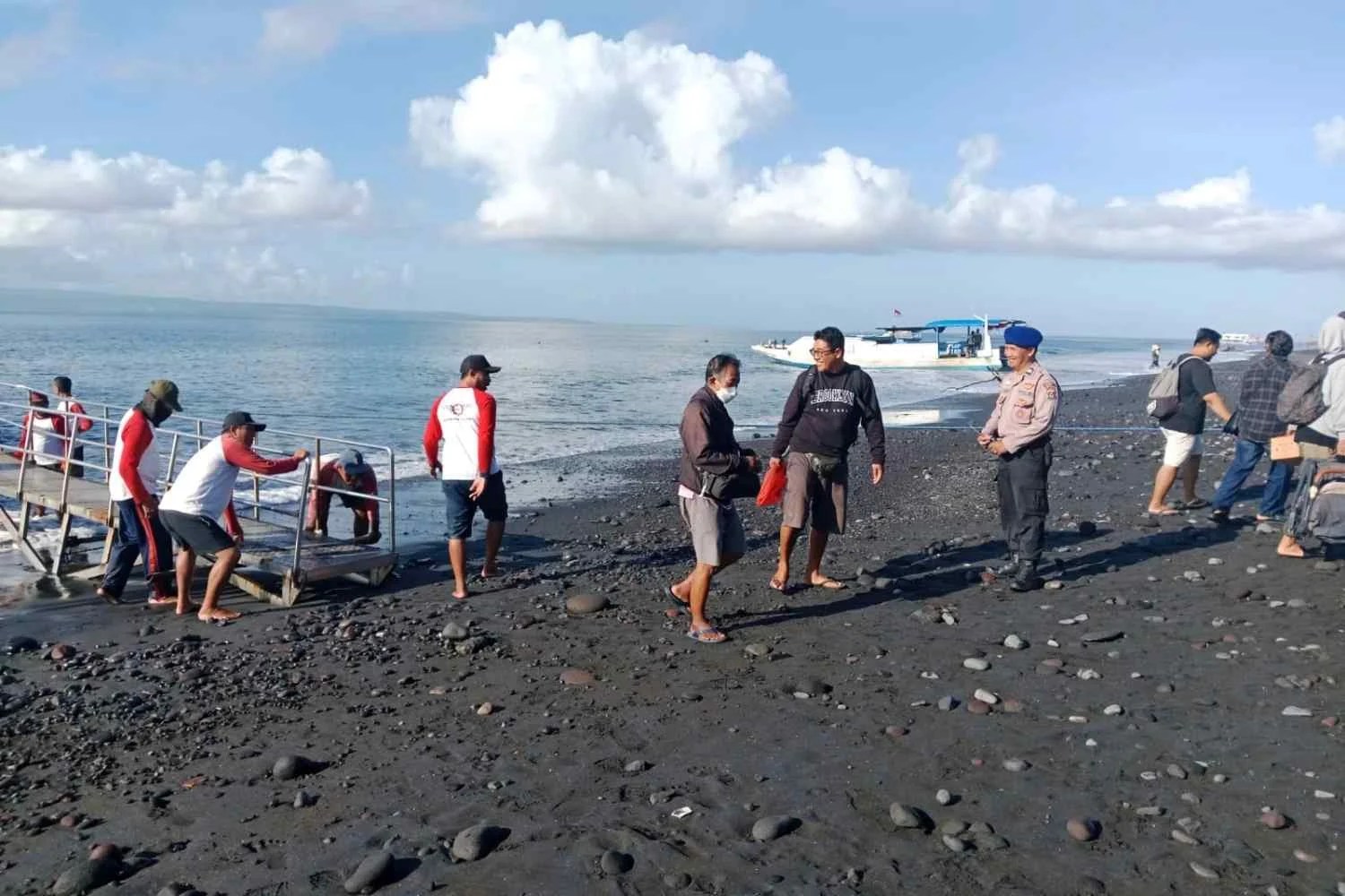 Personel Sat Polairud Polres Klungkung saat memantau aktivitas bongkar muat barang dan penyeberangan penumpang dalam giat patroli di Pelabuhan Banjar Bias Kusamba.