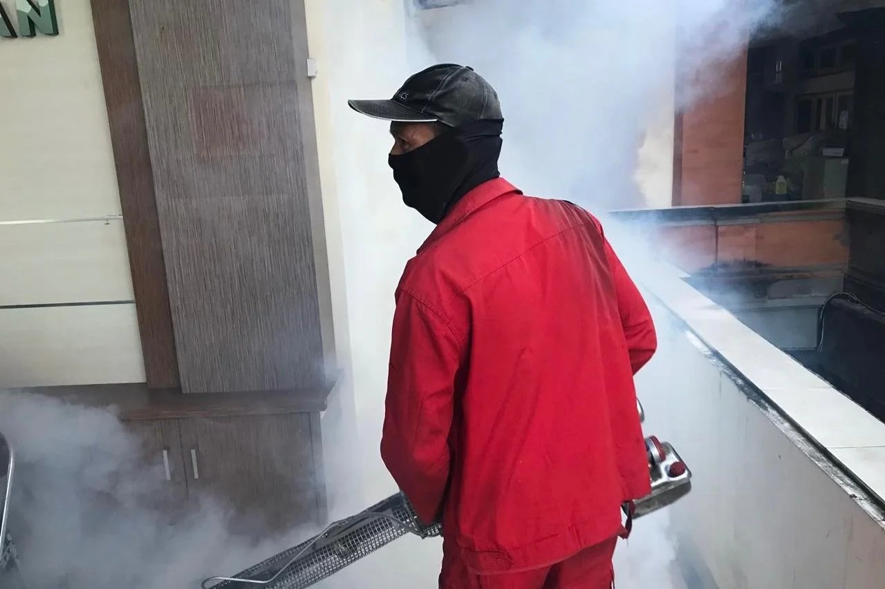 Petugas Dinas Kesehatan Kabupaten Gianyar bersama jumantik saat melakukan pemeriksaan jentik nyamuk dan fogging fokus di pemukiman warga.