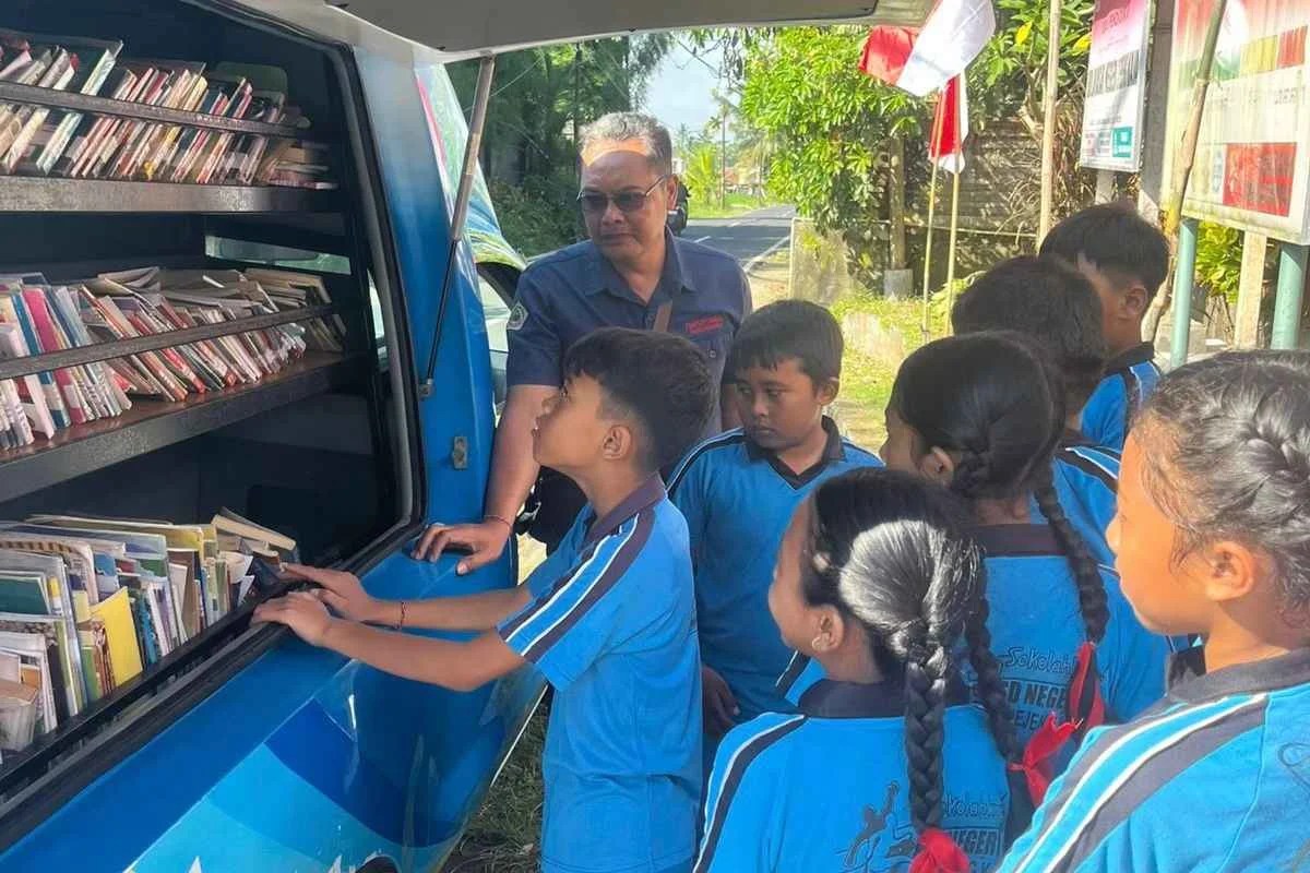 Perpustakaan Daerah Nawaksara Gianyar yang ramai dikunjungi warga.