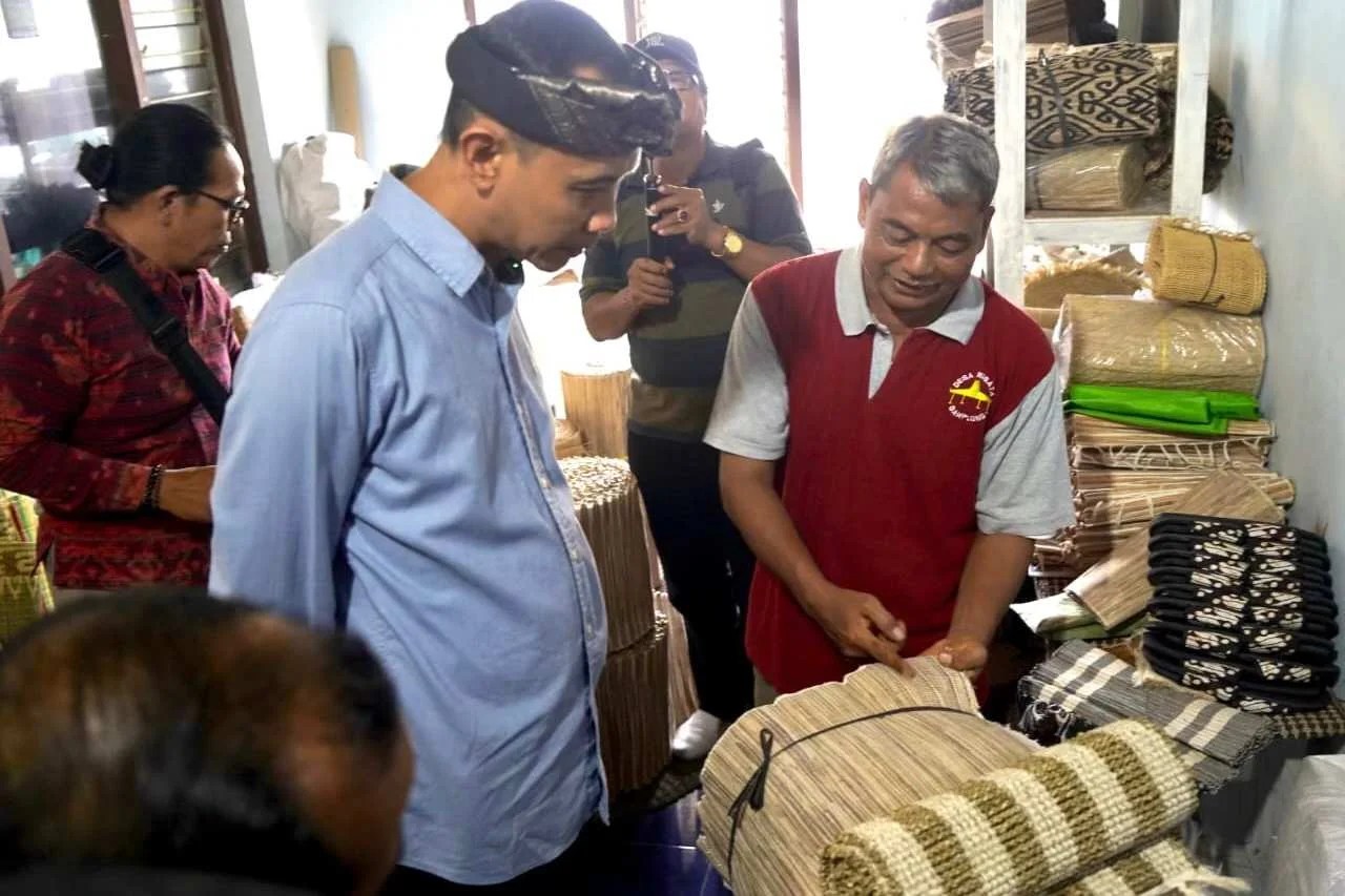 Wakil Bupati Klungkung Tjokorda Gde Surya Putra bersama Sekda saat mengamati proses pembuatan kain menggunakan Alat Tenun Bukan Mesin (ATBM) di Gamplong Sleman.