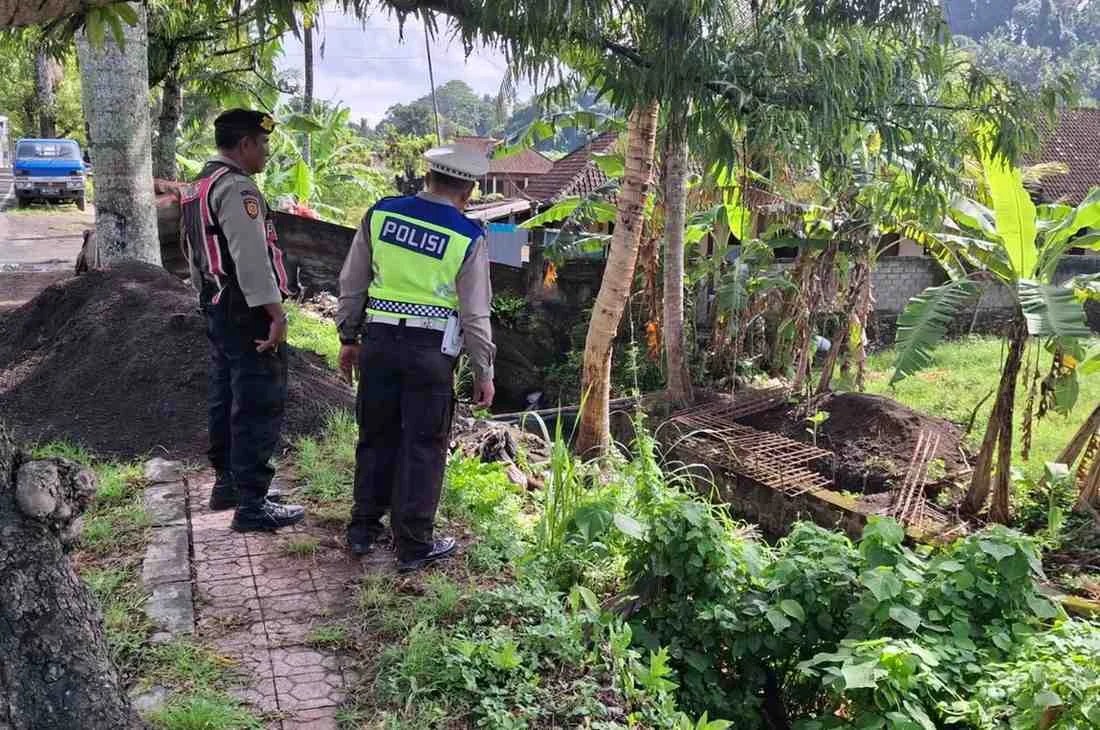Personel Polsek Gianyar saat melakukan pengecekan pohon rawan tumbang di Jalan Tukad Petanu guna antisipasi cuaca ekstrem.