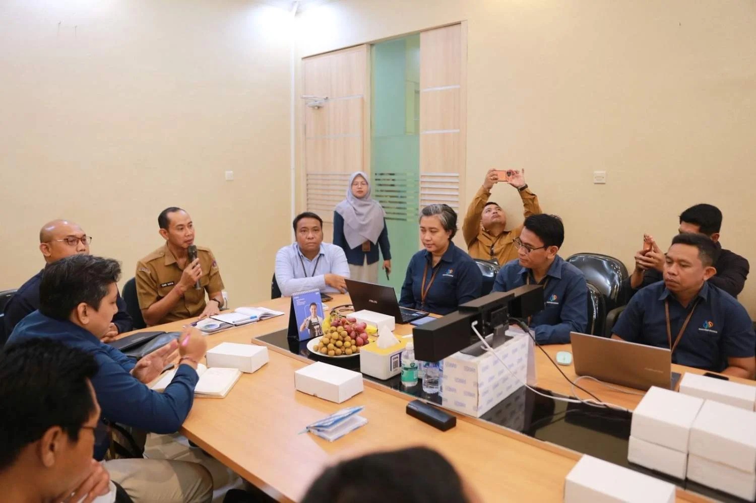 Wakil Bupati Klungkung Tjokorda Gde Surya Putra bersama Kepala BPS Klungkung saat membuka kegiatan NGIBAR SE2026 di Kantor BRI Semarapura.