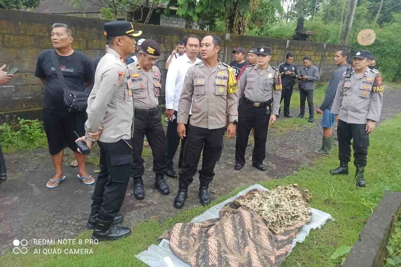 Petugas kepolisian dari Polsek Sukawati bersama tim medis dan warga saat mengevakuasi korban dari aliran Sungai Beji Anakan.