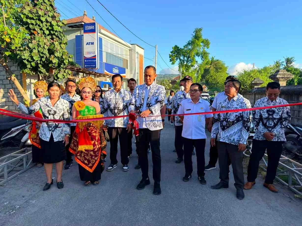 Wakil Bupati Klungkung Tjokorda Gde Surya Putra saat membuka Pameran Pendidikan dan Pentas Seni Tahun 2026 di GOR Sampalan Nusa Penida.