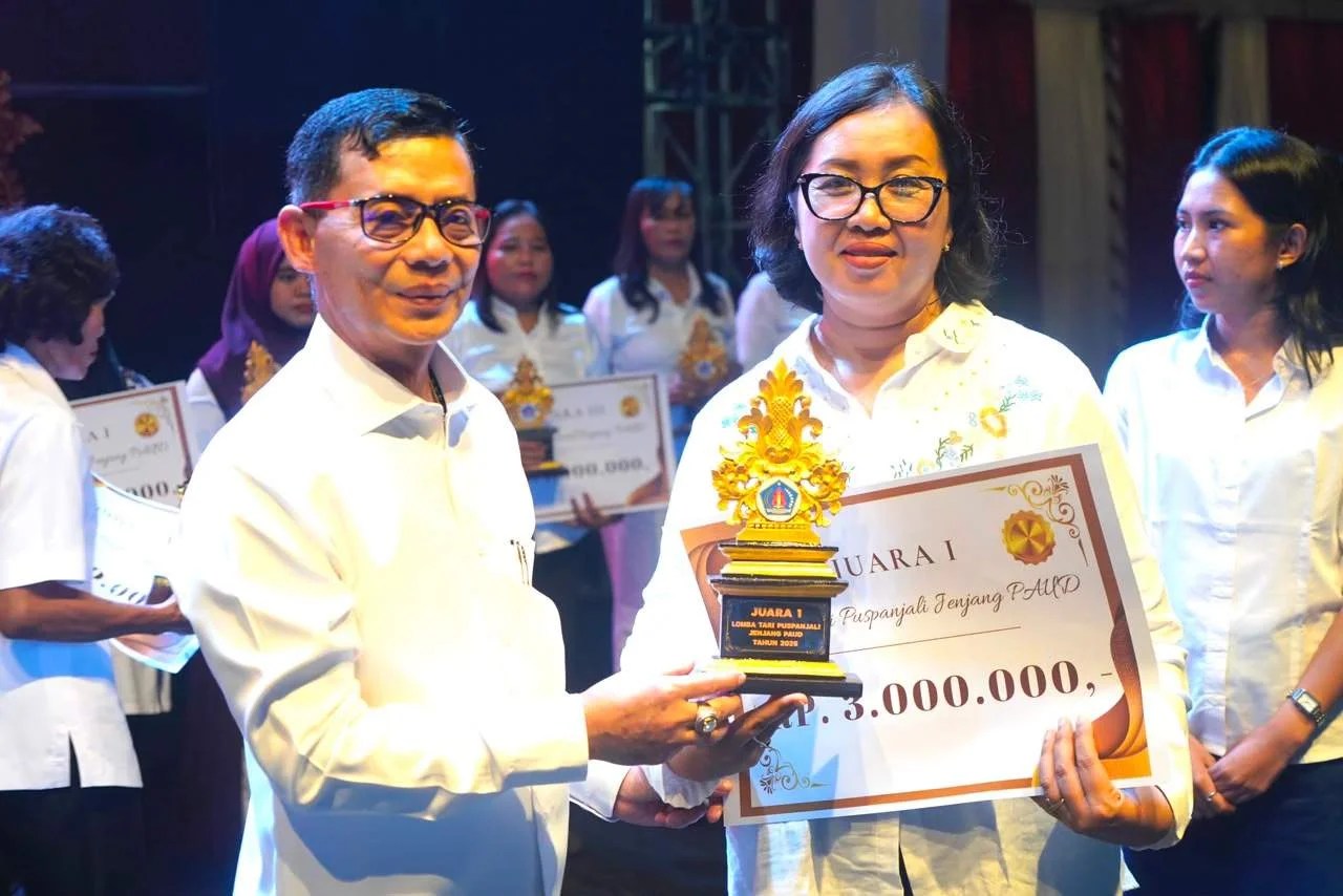 Bupati Klungkung I Made Satria saat menyerahkan hadiah kepada salah satu pemenang lomba pada acara penutupan Pekan Literasi dan Pendidikan Klungkung 2026.