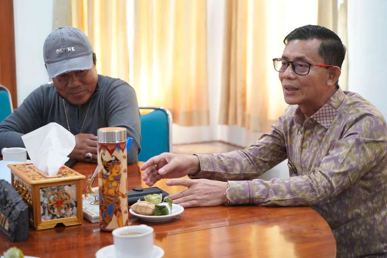 Bupati Klungkung I Made Satria bersama jajaran pengurus pengurus KTNA Kabupaten Klungkung saat berfoto bersama dalam acara audiensi pamitan di Ruang Kerja Bupati.
