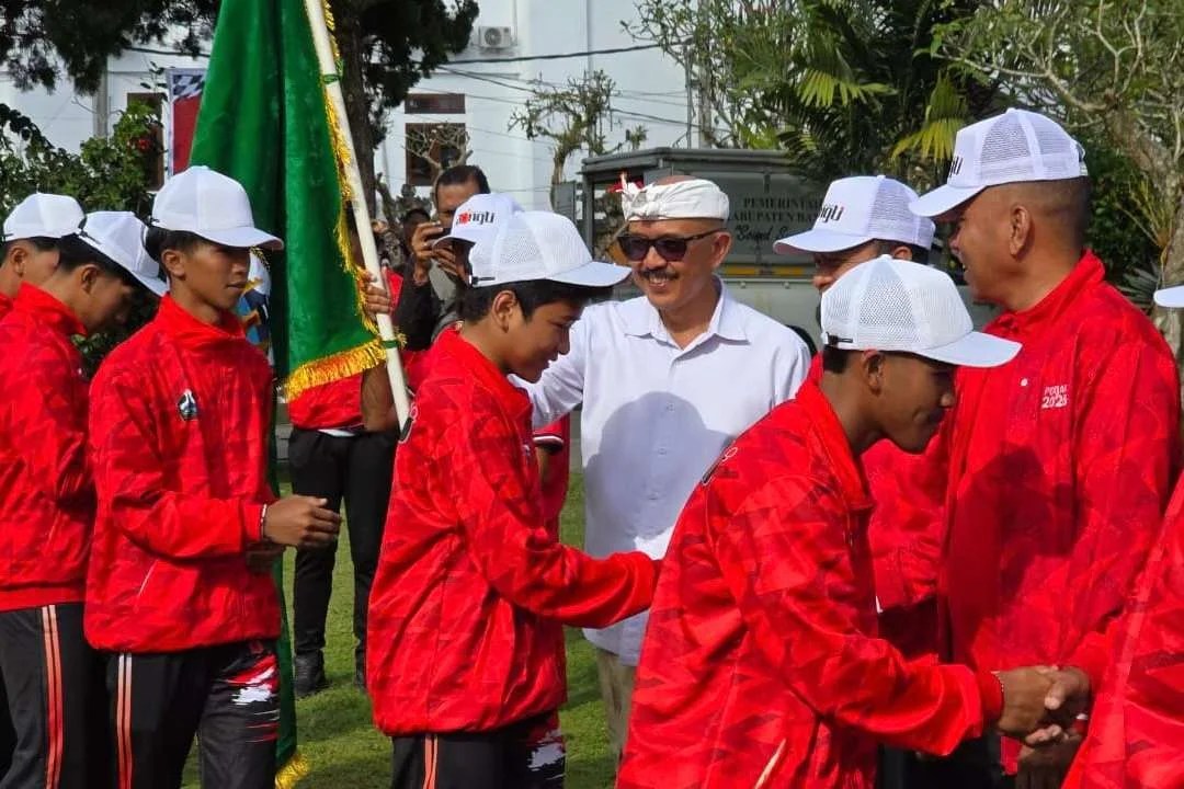 Wakil Bupati Bangli I Wayan Diar menyalami perwakilan atlet pelajar kontingen Bangli saat upacara pelepasan PORJAR Bali 2026 di halaman Kantor Bupati.