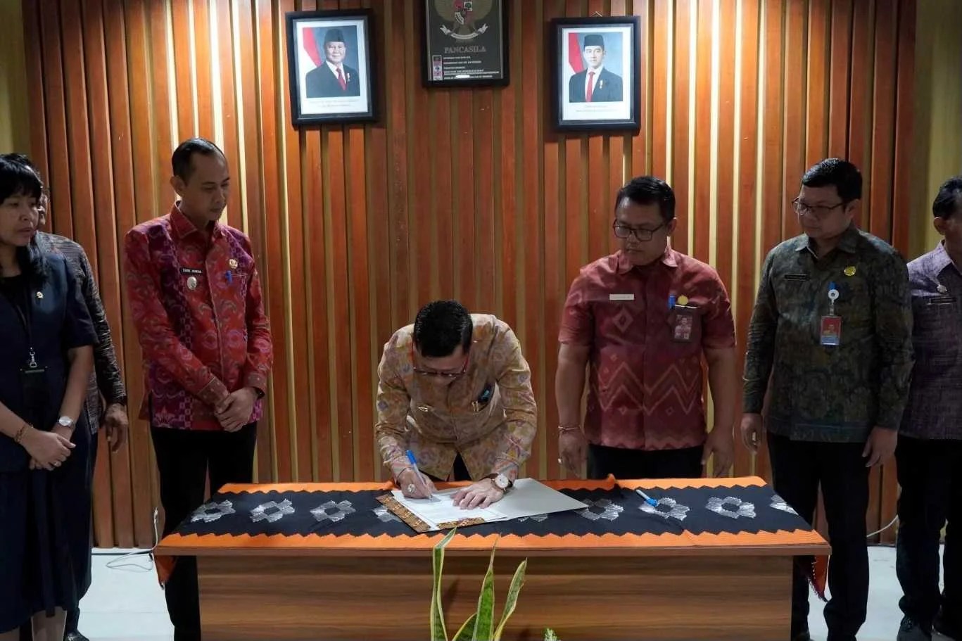Bupati Klungkung I Made Satria bersama Wakil Bupati Tjokorda Gde Surya Putra saat menyaksikan penandatanganan Pakta Integritas menuju WBK dan WBBM oleh lima Kepala OPD di Ruang Rapat Inspektorat Klungkung.