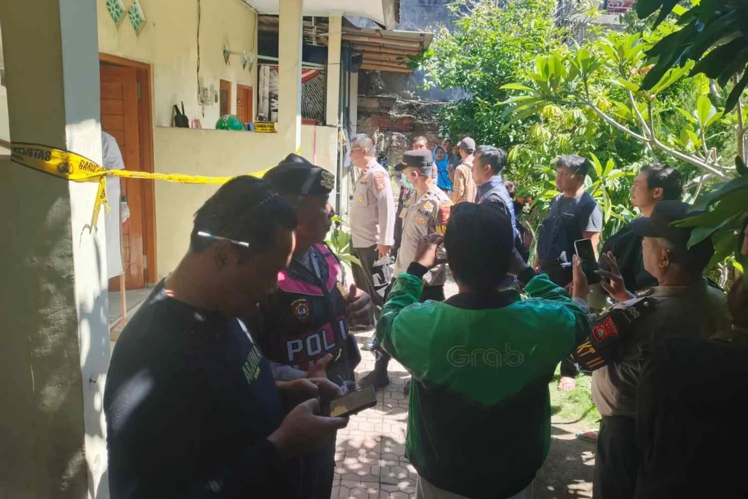 Personel Polsek Gianyar bersama tim medis saat mengevakuasi jenazah wanita berinisial LK dari sebuah rumah kos di Jalan Majapahit Gianyar menuju RSU Sanjiwani.