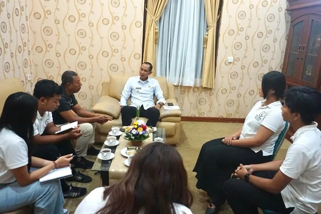 Wakil Bupati Klungkung Tjokorda Gde Surya Putra saat menerima audiensi dan berdiskusi bersama pengurus Komunitas Malu Dong Community di Ruang Kerja Wakil Bupati.