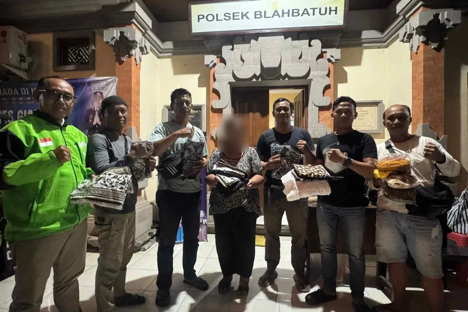 Tim Opsnal Unit Reskrim Polsek Blahbatuh saat mengamankan terduga pelaku pencurian M.R. dan R.A.T.E. beserta barang bukti di Mapolsek Blahbatuh.