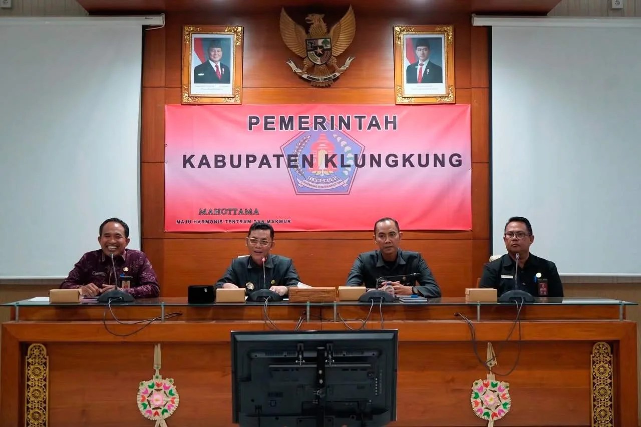 Bupati Klungkung I Made Satria didampingi Wabup Tjokorda Gde Surya Putra saat memberikan arahan penguatan dana BKK sampah kepada kepala desa di Ruang Rapat Praja Mandala.