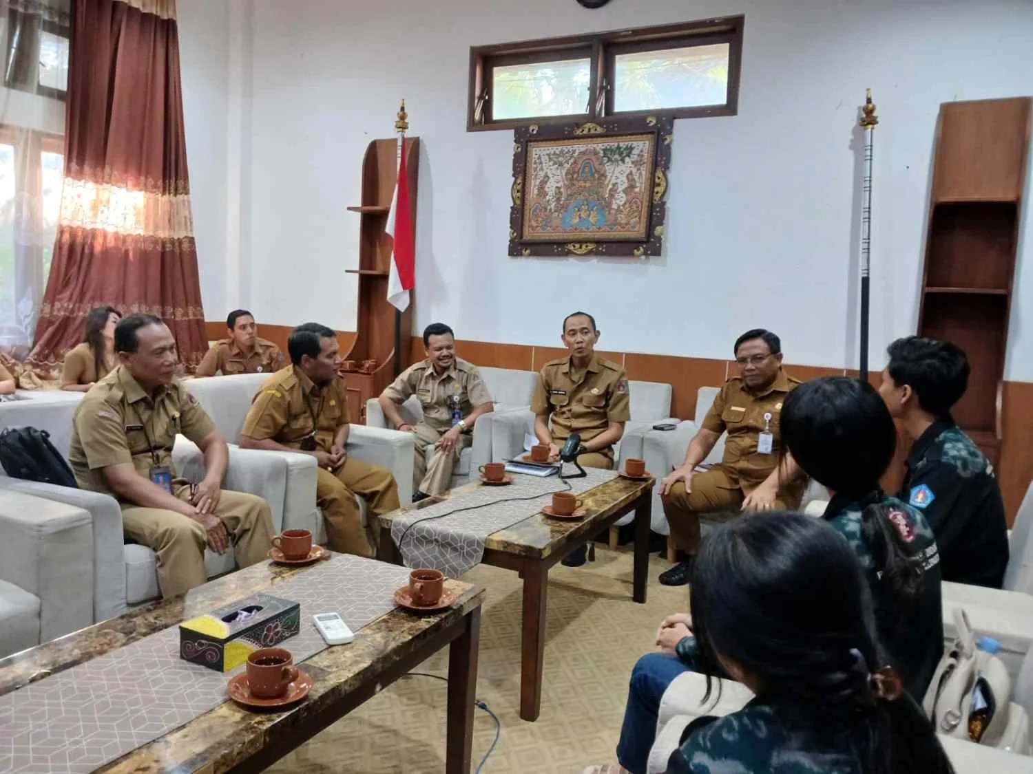 Wakil Bupati Klungkung Tjokorda Gde Surya Putra bersama Sekda A.A Gede Lesmana saat mengikuti jalannya acara PIK-R Learning Hub Adiwarna Nusantara secara virtual di ruang v-con.
