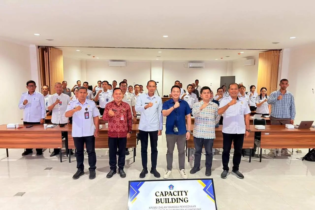 Wakil Bupati Klungkung Tjokorda Gde Surya Putra saat memberikan pengarahan dalam pembukaan Capacity Building KPDBU di Ruang Rapat Kantor Inspektorat Klungkung.