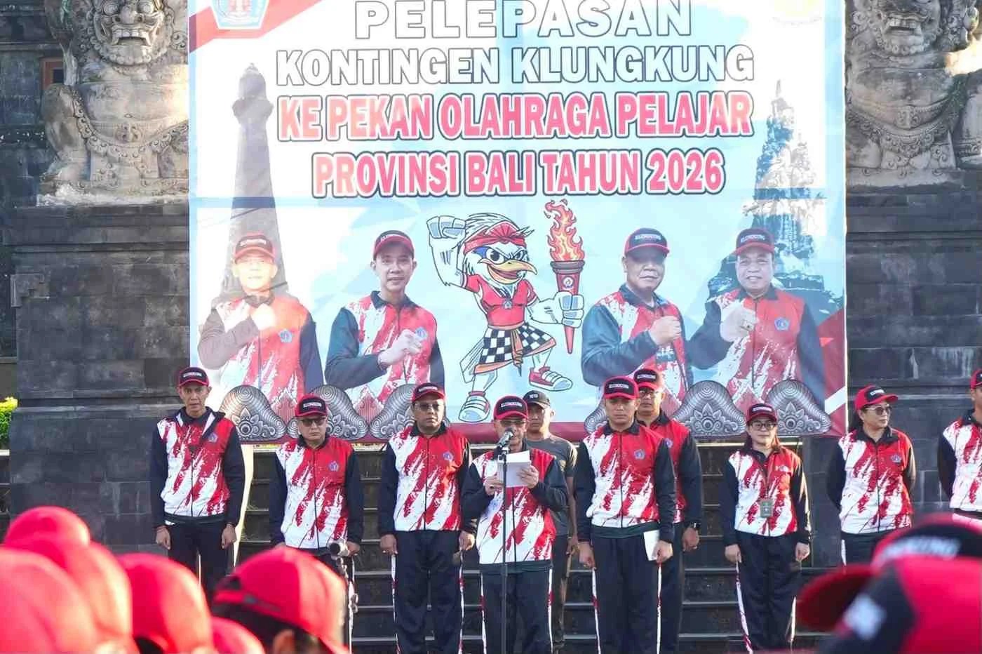 Bupati Klungkung I Made Satria didampingi Wabup Tjokorda Gde Surya Putra saat melepas ratusan atlet Kontingen Porjar Klungkung 2026 di depan Monumen Ida Dewa Agung Jambe.