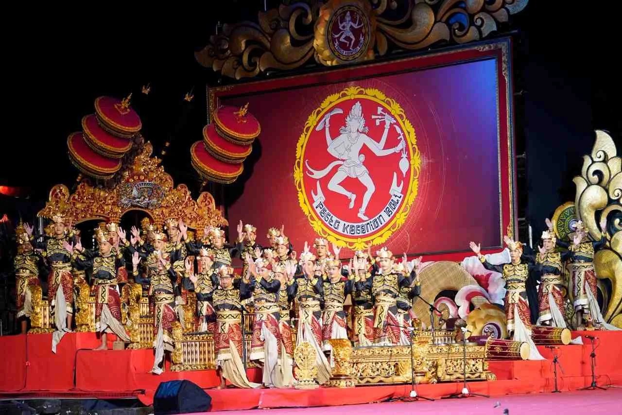 Aksi memukau para penabuh cilik Sekaa Gong Kebyar Anak-Anak Candra Nirwana Desa Pikat Klungkung saat tampil dalam panggung Parade di Ardha Candra Art Center Denpasar.