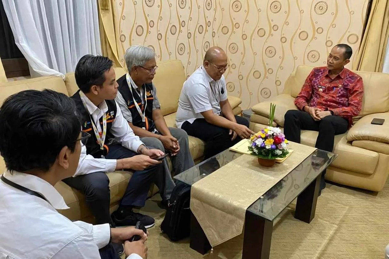 Wakil Bupati Klungkung Tjokorda Gde Surya Putra saat menerima tim petugas pencacah BPS Klungkung dan menjadi responden pertama Sensus Ekonomi 2026.