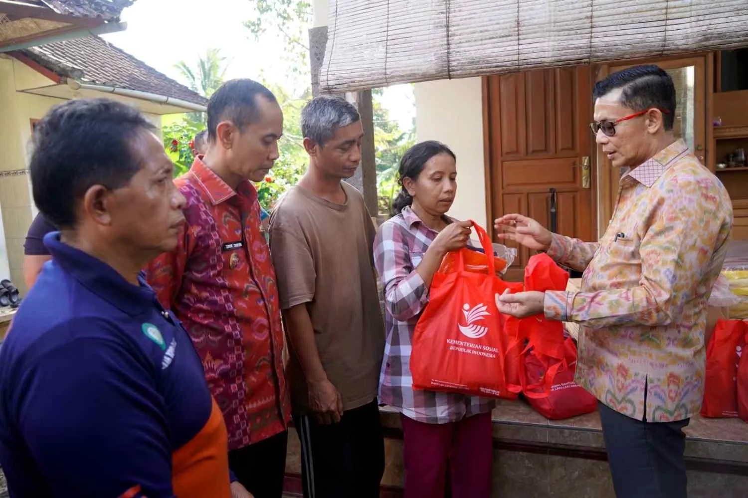 Bupati Klungkung I Made Satria didampingi Wakil Bupati Tjokorda Gde Surya Putra saat menyerahkan bantuan paket logistik darurat kepada korban kebakaran rumah di Desa Timuhun.
