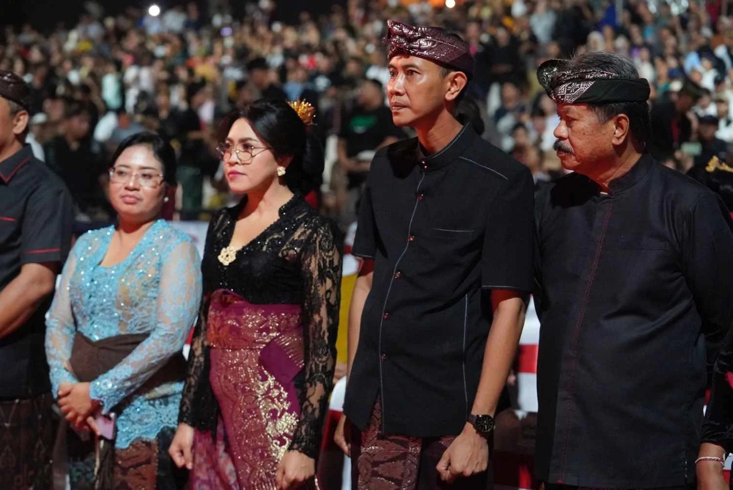 Wakil Bupati Klungkung Tjokorda Gde Surya Putra bersama Ny. Kusuma Surya Putra saat menyaksikan prosesi pembukaan Pesta Kesenian Bali (PKB) XLVIII di Panggung Terbuka Ardha Candra Denpasar.