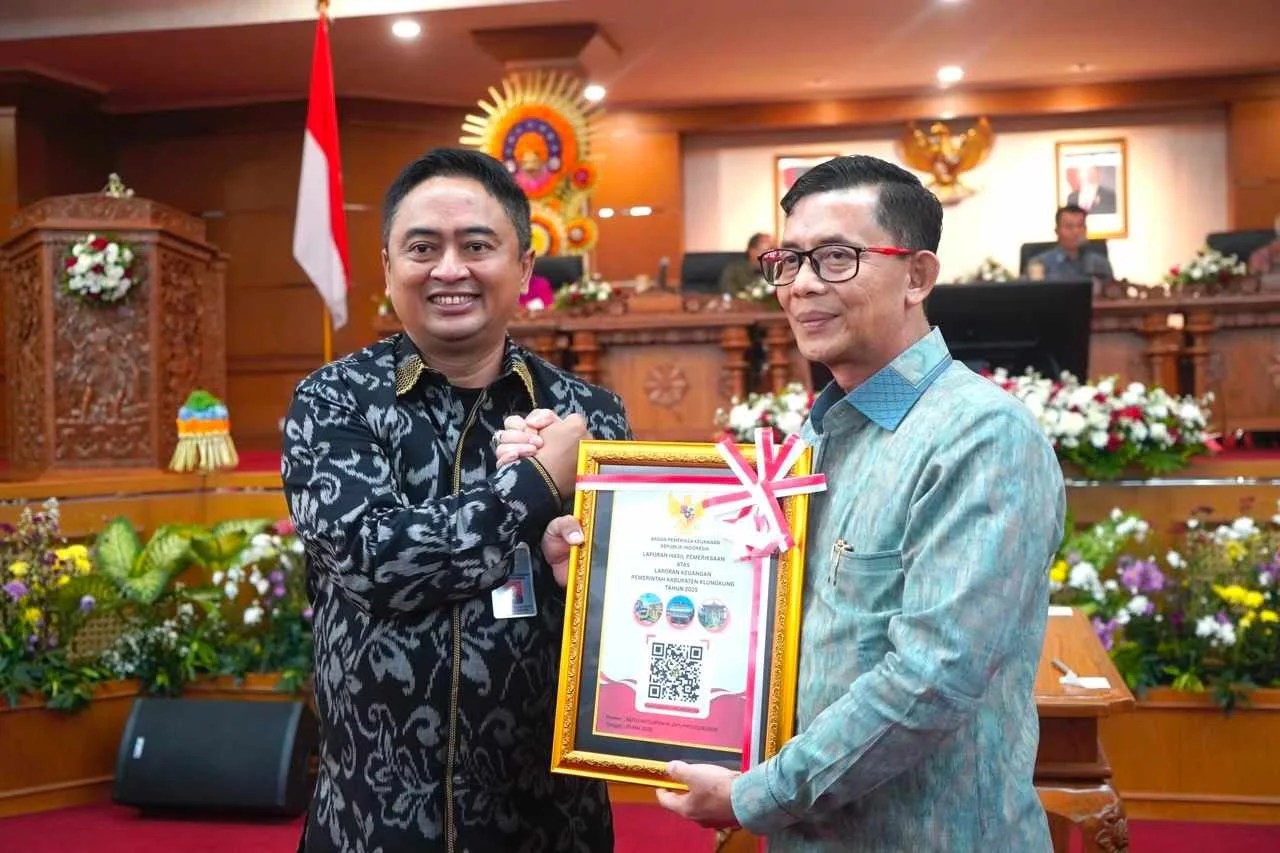 Bupati Klungkung I Made Satria didampingi Ketua DPRD Klungkung Anak Agung Anom saat menerima dokumen LHP BPK RI dengan opini WTP di Gedung DPRD Provinsi Bali.