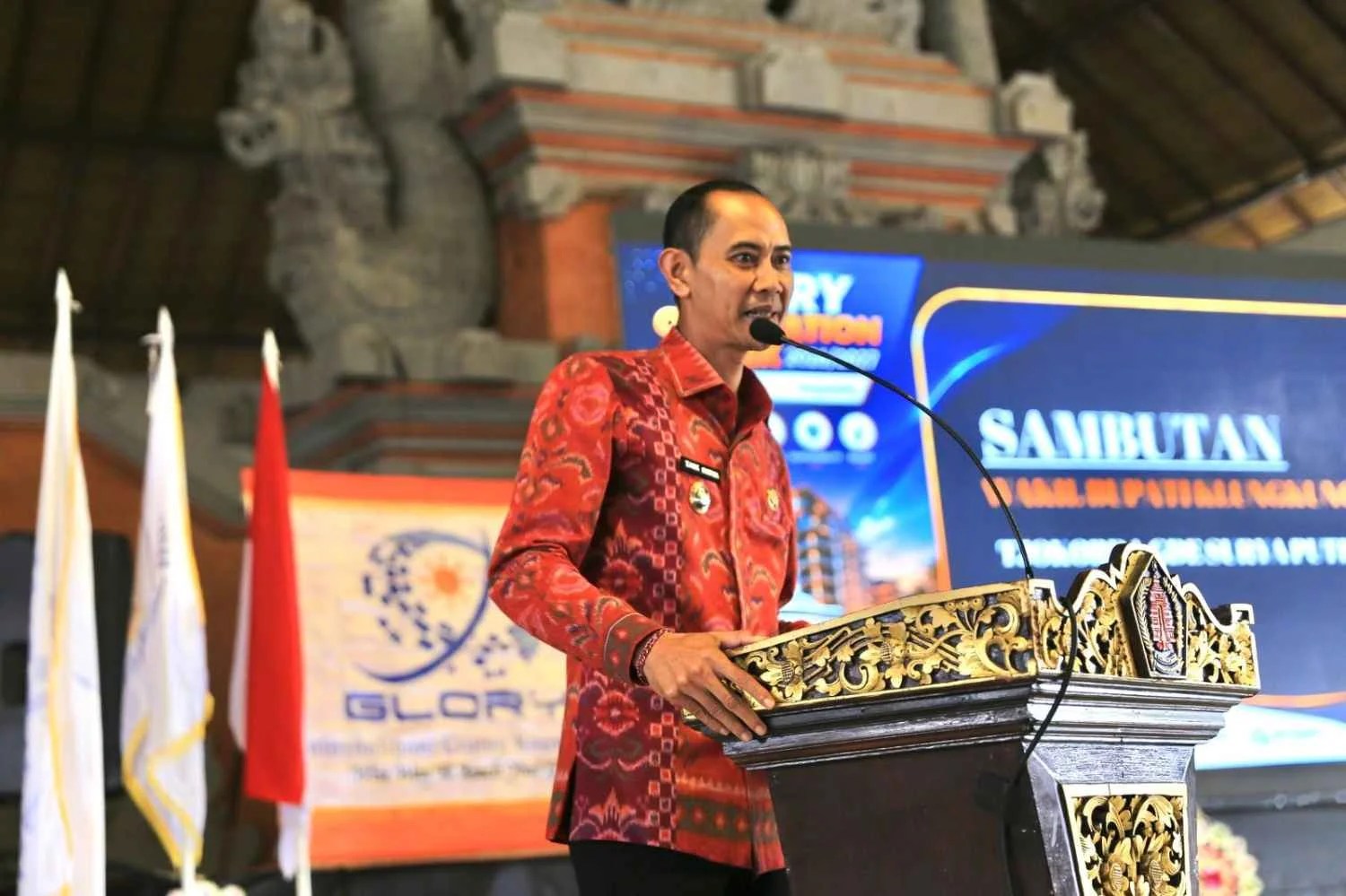 Wakil Bupati Klungkung Tjokorda Gde Surya Putra saat memberikan sambutan dalam pembukaan Glory Orientation Week 2026/2027 di Balai Budaya Klungkung.