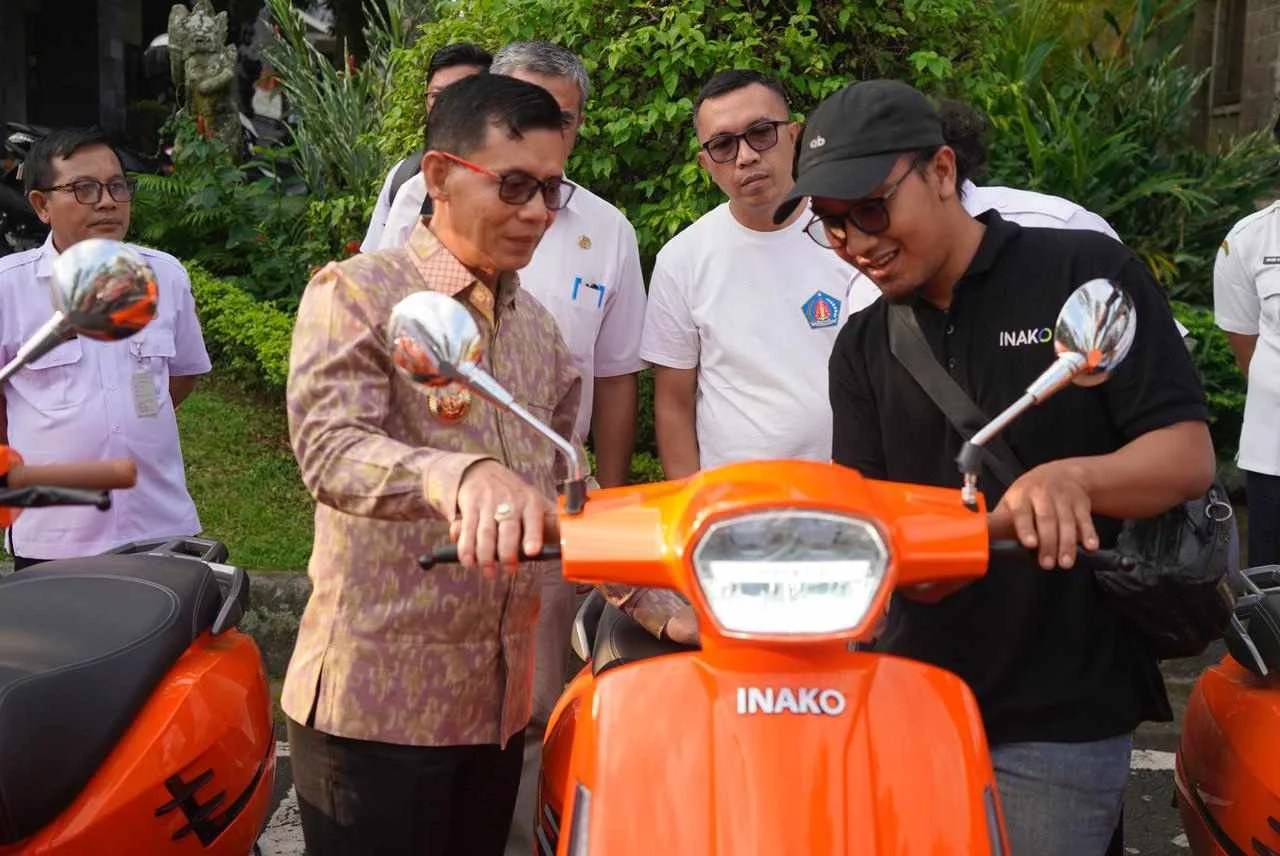 Bupati Klungkung I Made Satria saat menerima dokumen hasil studi kelayakan elektrifikasi kendaraan dari perwakilan PT Inako di Ruang Rapat Kantor Bupati Klungkung.