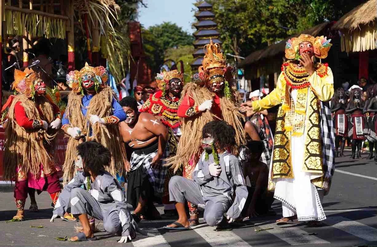 Penampilan kolosal fragmen tari Pencok Saang dan Barong Nongkling kontingen Kabupaten Klungkung saat tampil memukau dalam pawai Peed Aya PKB XLVIII di Niti Mandala Denpasar.