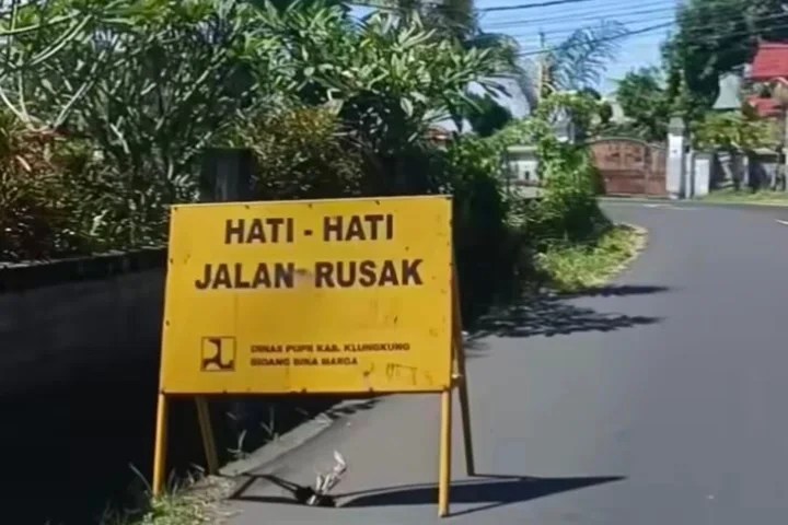 Petugas dari CV Dwi Karya Perdana saat memulai proses pengerjaan dan penanganan kerusakan gorong-gorong di jalur ruas jalan Takmung–Lepang Klungkung.