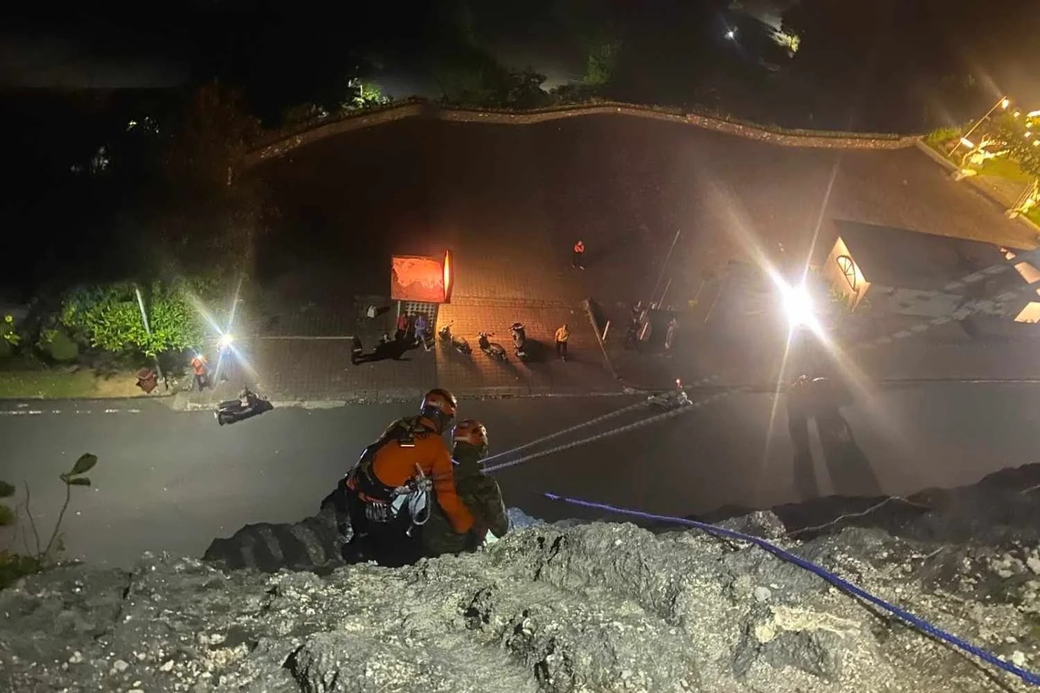 Personel Tim Rescue Kantor SAR Denpasar saat menggunakan teknik lifting untuk mengevakuasi pria yang terjebak di tebing Pantai Pandawa Badung.