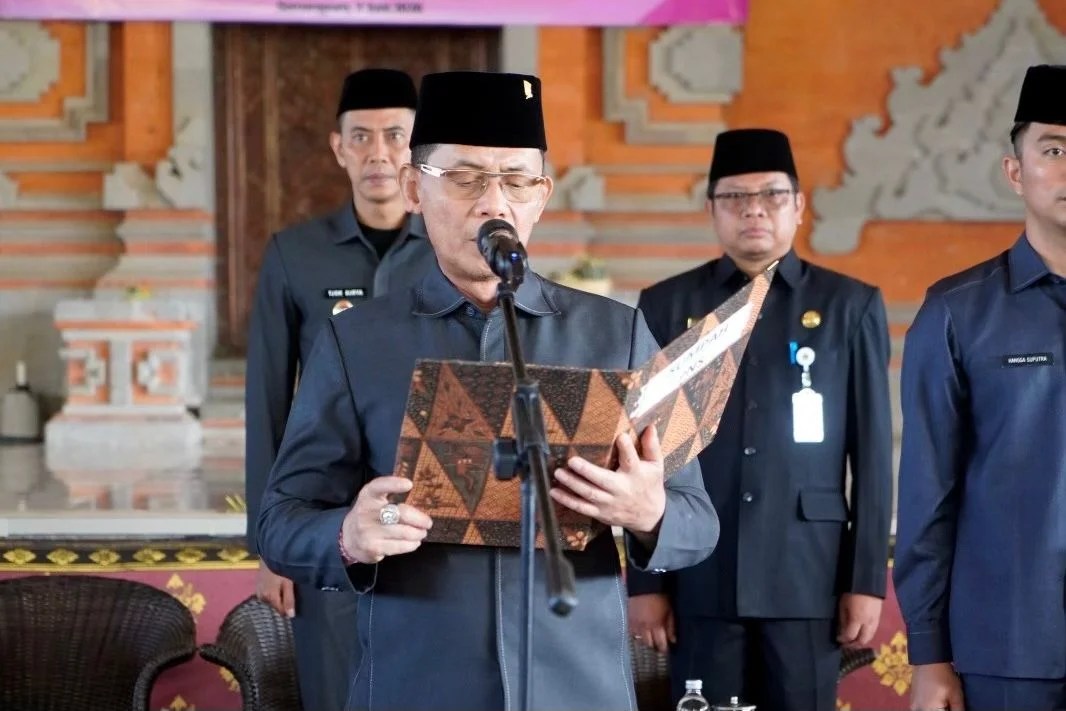 Bupati Klungkung saat memberikan sambutan dan arahan dalam acara Pengambilan Sumpah serta Pelantikan 175 PNS Pemkab Klungkung di Balai Budaya Ida Dewa Agung Istri Kanya.