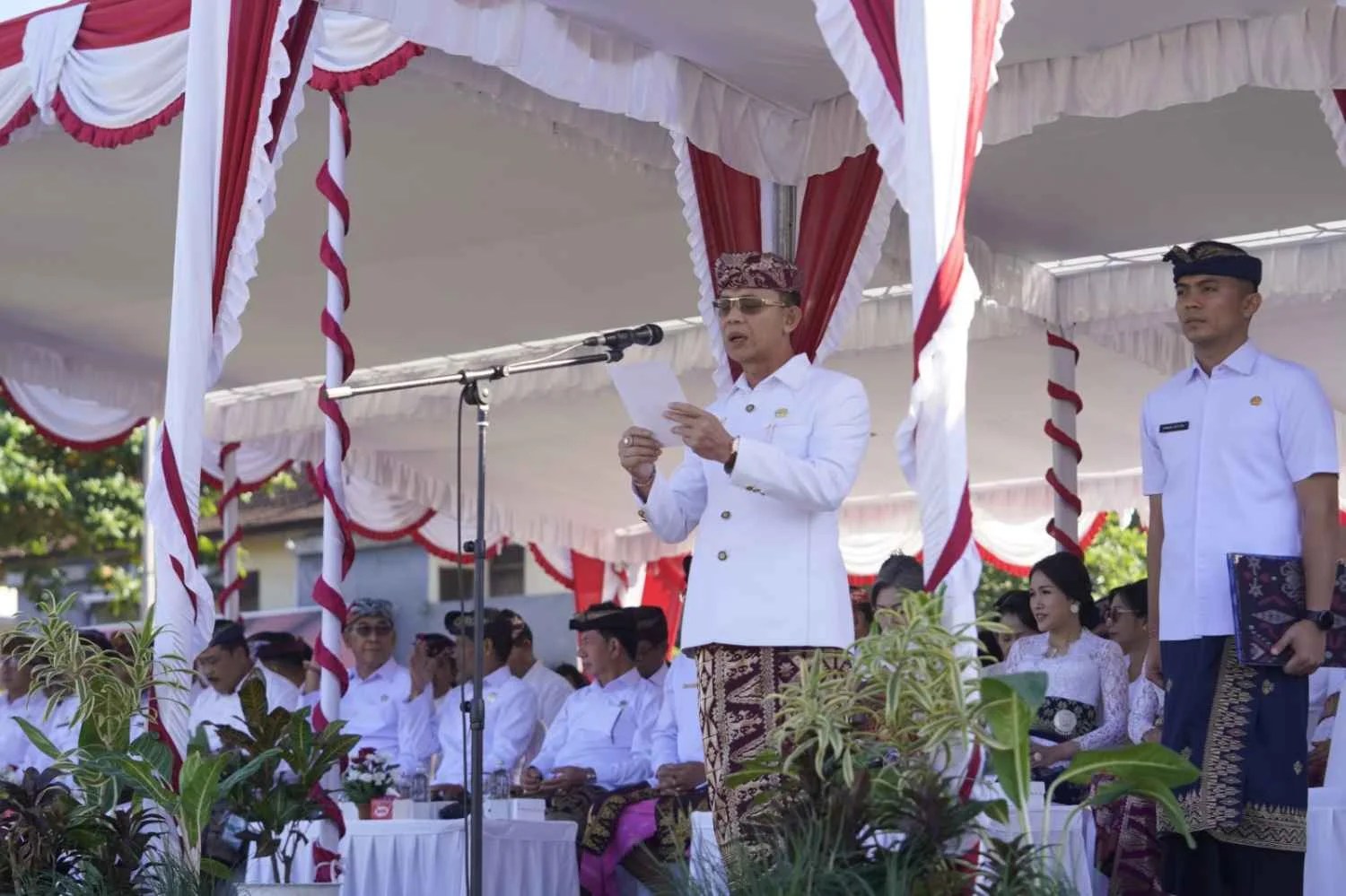 Bupati Klungkung I Made Satria saat memimpin Upacara Peringatan Hari Lahir Pancasila Tahun 2026 di Alun-alun Ida Dewa Agung Jambe.