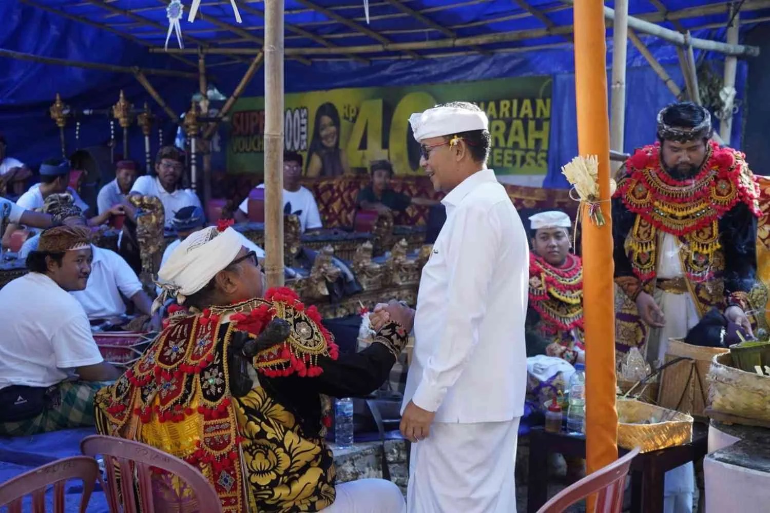 Bupati Klungkung I Made Satria saat berdialog dan disambut hangat oleh warga pengempon Mrajan Langked Saren, Dusun Saren 1, Desa Batumadeg, Nusa Penida.