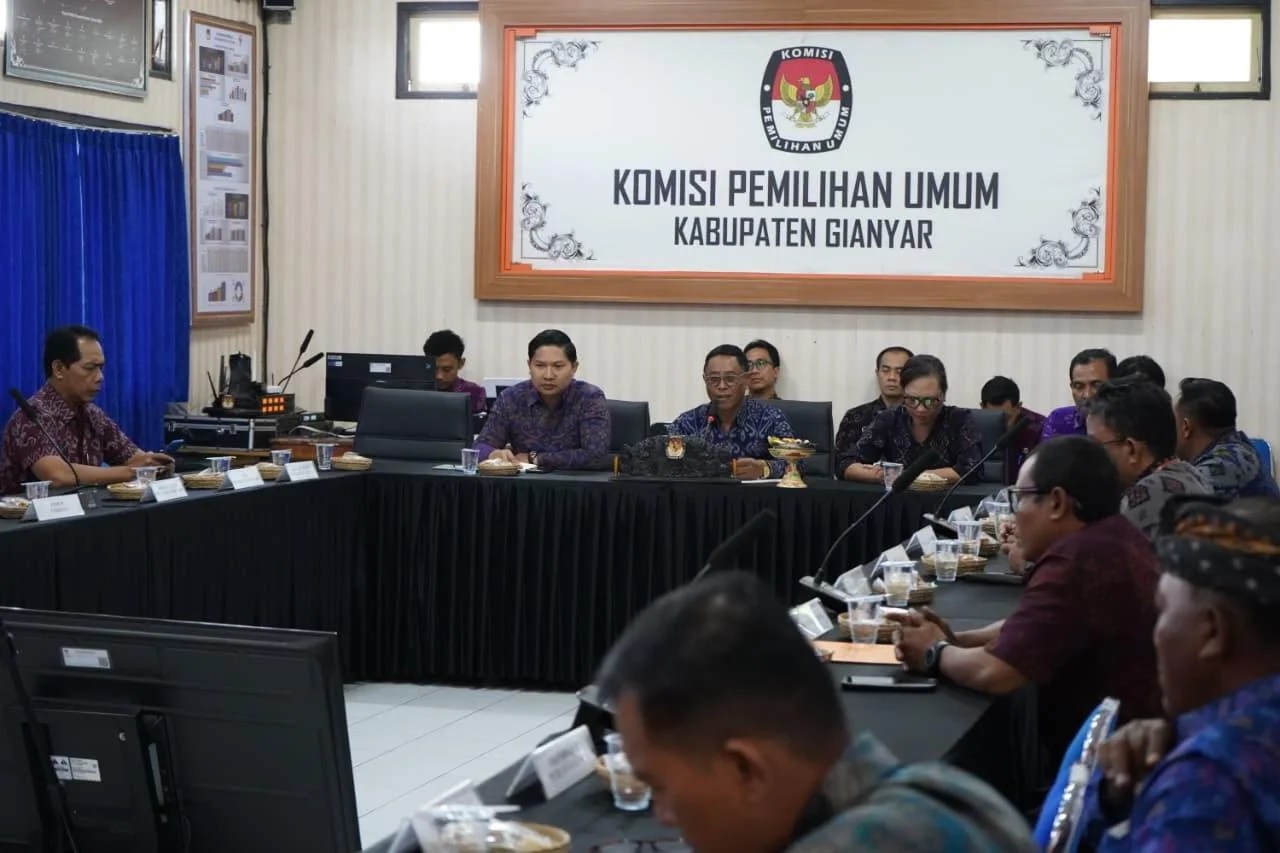 Ketua KPU Gianyar I Wayan Mura saat menandatangani dokumen perjanjian kerja sama pendidikan pemilih bersama perwakilan SMK dan perguruan tinggi se-Bali.