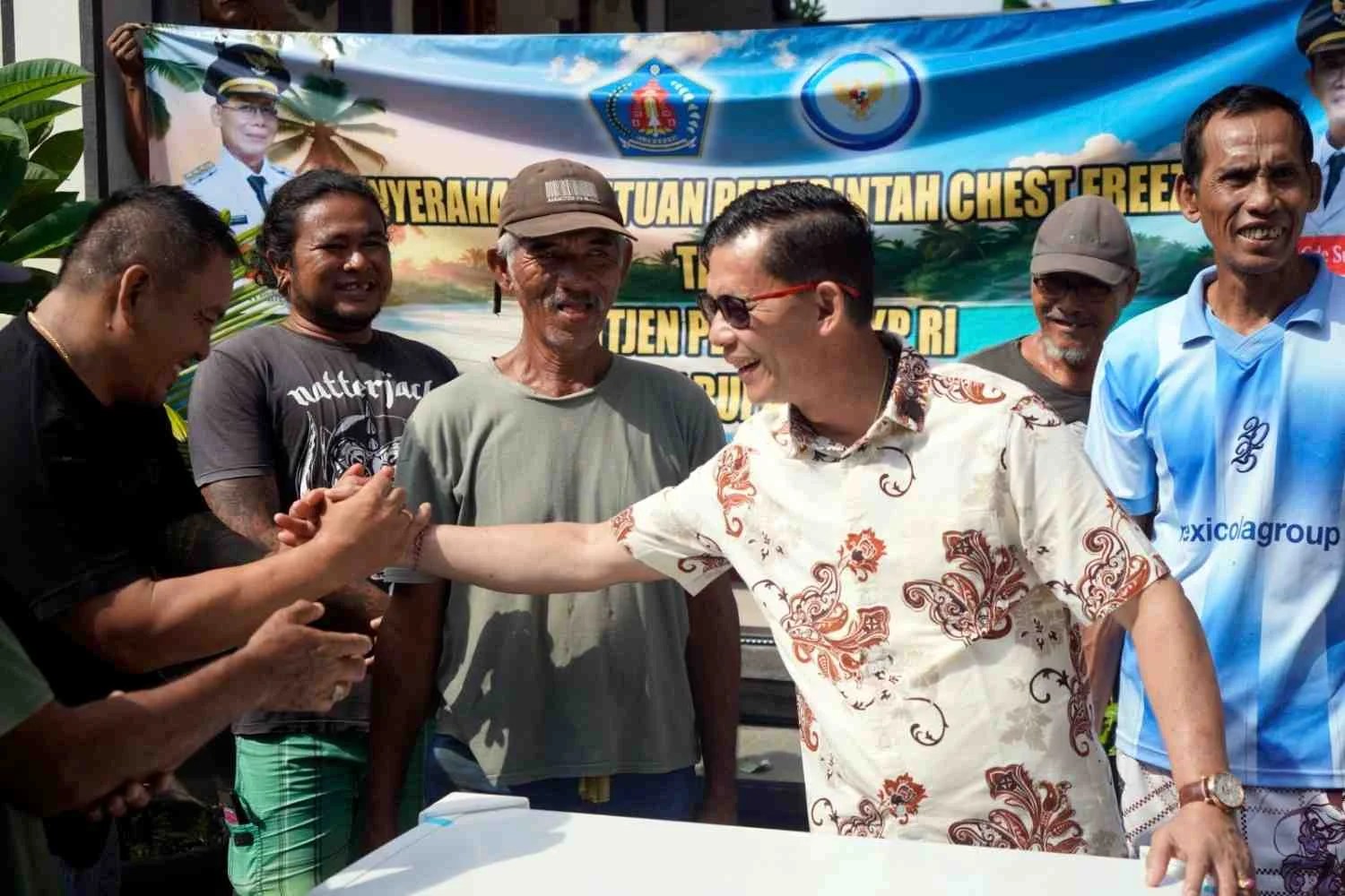 Bupati Klungkung I Made Satria menyerahkan secara simbolis bantuan chest freezer dari KKP RI kepada perwakilan kelompok usaha bersama nelayan.