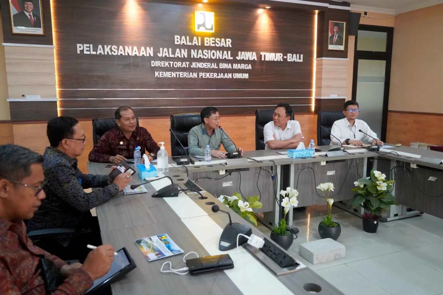 Bupati Klungkung I Made Satria saat beraudiensi dengan Kepala BBPJN Jatim-Bali Javid Hurriyanto terkait usulan 4 proyek jalan dan jembatan Nusa Penida.