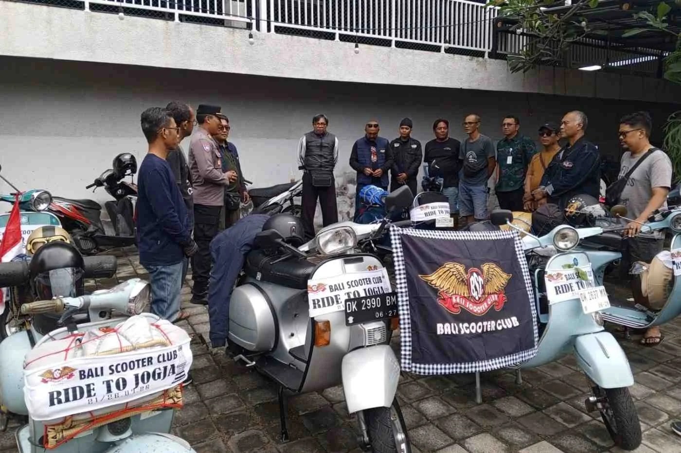 Kasat Binmas Polres Klungkung AKP Ida Bagus Gede Ariada saat memberikan penyuluhan Kamtibmas dan keselamatan berkendara bersama komunitas Bali Scooter Club.