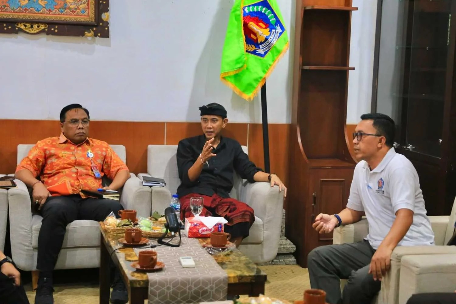 Wakil Bupati Klungkung Tjokorda Gde Surya Putra saat memimpin Rapat Koordinasi Peningkatan PAD Sektor Pariwisata dan PUPR di Ruang Vicon.